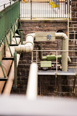 Fernw&auml;rmeleitung vor alten Industriegeb&auml;uden am Ufer der Wupper, Wuppertal, Deutschland