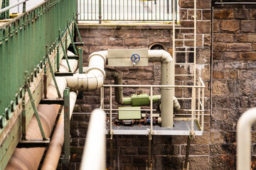 Fernw&auml;rmeleitung vor alten Industriegeb&auml;uden am Ufer der Wupper, Wuppertal, Deutschland