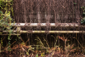 Fernw&auml;rmeleitung vor alten Industriegeb&auml;uden am Ufer der Wupper, Wuppertal, Deutschland