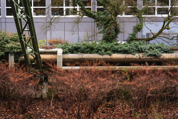 Fernw&auml;rmeleitung vor alten Industriegeb&auml;uden am Ufer der Wupper, Wuppertal, Deutschland