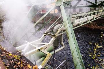 Fernw&auml;rmeleitung &uuml;ber der Wupper, Dampf tritt aus, Wuppertal, Deutschland