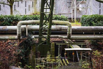 Fernw&auml;rmeleitung vor alten Industriegeb&auml;uden am Ufer der Wupper, Wuppertal, Deutschland