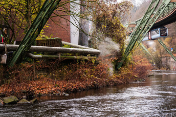 Fernw&auml;rmeleitung vor alten Industriegeb&auml;uden am Ufer der Wupper, Wuppertal, Deutschland