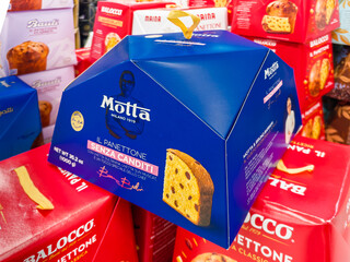 Fototapeta premium Italy - December 2, 2025: Motta panettone made according to chef Bruno Barbieri's recipe, packaged in a blue box and displayed alongside other brands of panettone for sale in supermarkets 