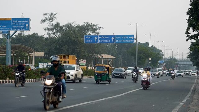 Noida&ndash;Faridabad Highway Road with Morning Traffic