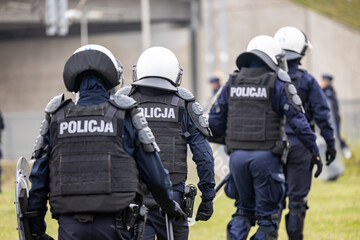 Policjant z tarczą na manifestacji na demonstrantów.  Protest © FotoDax