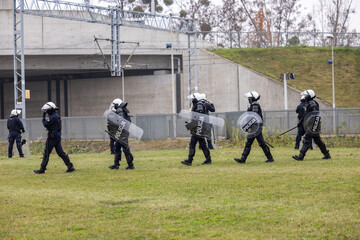 Policjant z tarczą na manifestacji na demonstrantów.  Protest © FotoDax