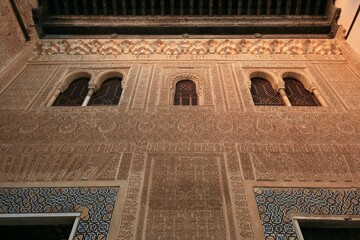 Obraz premium Details of the interior of the Alhambra in Granada and the goldwork of the Muslim-style decoration inside, in Spain.