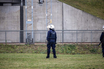 Policjant z tarczą na manifestacji na demonstrantów.  Protest © FotoDax