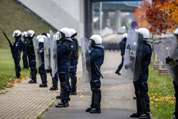 Policjant z tarczą na manifestacji na demonstrantów.  Protest © FotoDax
