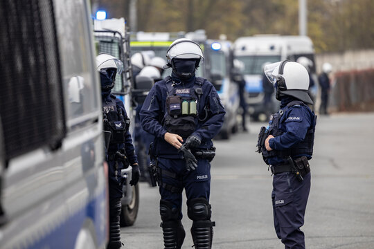 Policjant z tarczą na manifestacji na demonstrant&oacute;w.  Protest