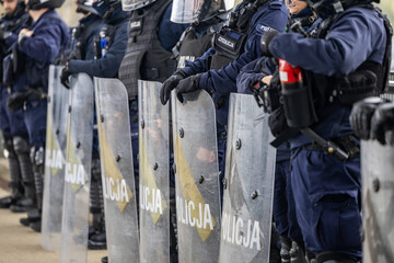 Policjant z tarczą na manifestacji na demonstrantów.  Protest © FotoDax