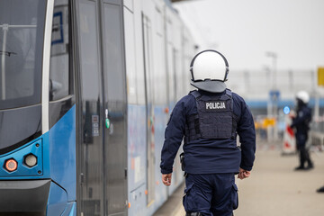 Policjant z tarczą na manifestacji na demonstrantów.  Protest © FotoDax