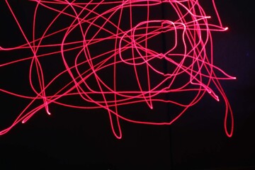 黒背景のレーザーポインターの軌跡