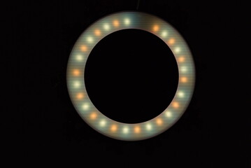 bunter Leuchtring auf schwarzem Hintergrund - Formen