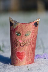Upcycling von einer als Katze bemalten  leeren WC-Papierrolle