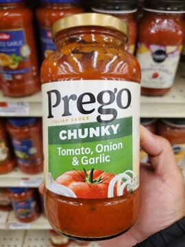 Wilmington, Delaware, U.S - Dec 2, 2025 - The Prego Chunky Tomato, Onion and Garlic Italian Sauce 680g jar spotted in grocery aisle alongside other pasta sauce brands.