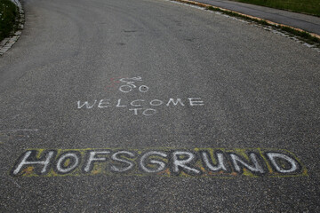 Welcome to Hofsgrund auf einer Stra&szlig;e geschrieben
