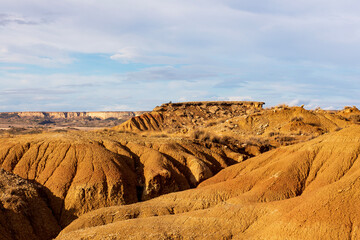 Naklejka premium Colors of the desert at sunset reveal stunning shapes and textures in the rugged landscape