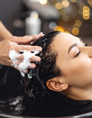 Naklejka premium Mycie włosów w salonie fryzjerskim na myjce