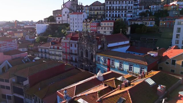 Pull out shot of Igreja da Misericordia on Rua das Flores, Porto