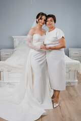 Naklejka premium Bridal moment shared between a bride and her mother in a cozy dressing room