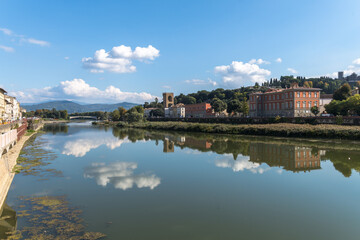Wolkenspiegelung im Fluss Arno in Florenz