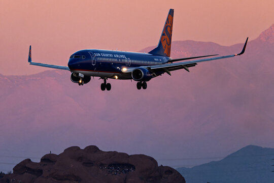 sky harbor airport 11-28-2025 Phoenix, AZ USASun Country Airlines Boeing 737-800 N825SY sunset arrival into runway 26 at Phoenix Sky Harbor Intl. Airport