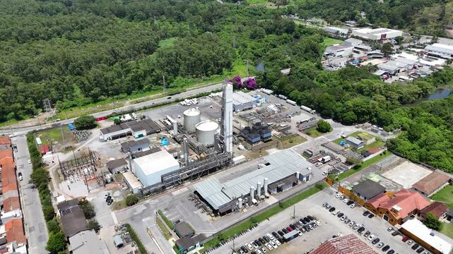 Vis&atilde;o a&eacute;rea de complexo industrial com tanques de g&aacute;s e sistemas de distribui&ccedil;&atilde;o, simbolizando ind&uacute;stria qu&iacute;mica, tecnologia, energia e produ&ccedil;&atilde;o em larga escala