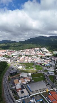 Vista a&eacute;rea de regi&atilde;o residencial de Mogi das Cruzes, no Alto Tiet&ecirc;, com predomin&acirc;ncia de casas, ruas organizadas e &aacute;reas verdes, destacando urbaniza&ccedil;&atilde;o, moradia e qualidade de vida.