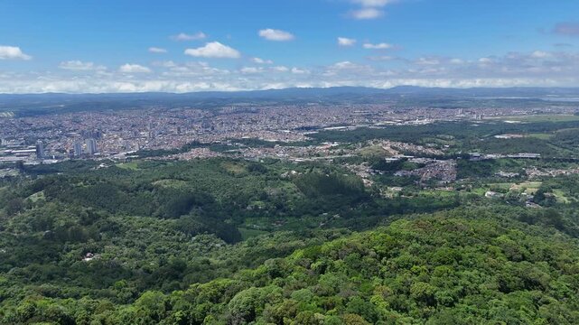 Vis&atilde;o a&eacute;rea do pico do urubu e da cidade de Mogi das Cruzes, SP, Brasil