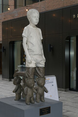 Fototapeta premium Willy Verginer’s Il Gioco Infinito (2021) — a bronze and acrylic sculpture exhibited at Galerie LeRoyer and Yorkville Lane in Toronto