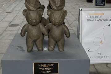 Fototapeta premium close-up detail of Willy Verginer’s Il Gioco Infinito (2021) — a bronze and acrylic sculpture exhibited at Galerie LeRoyer and Yorkville Lane in Toronto - teddy bears