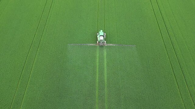 Spreading on a huge green field - &Eacute;pandage sur un immense champ verdoyant