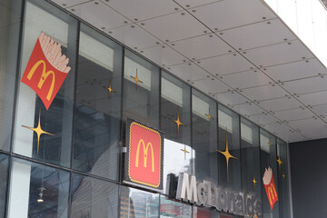 Fototapeta premium exterior building facade and sign of McDonald's, a fast food restaurant chain, located here at 196 Bloor St W, Toronto