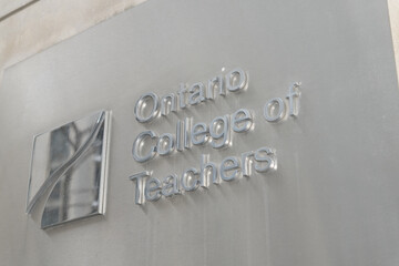 Naklejka premium Ontario College of Teachers / Ordre des enseignantes et des enseignants de l’Ontario sign outside 101 Bloor St W, Toronto