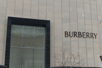 Naklejka premium exterior building facade and sign of Burberry, a clothing store, located at 100 Bloor St W, Toronto