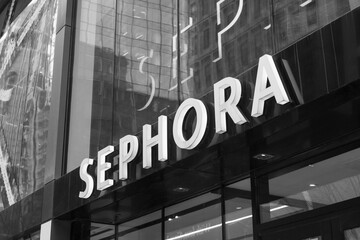 Naklejka premium black and white representation of exterior building facade and sign of SEPHORA, a cosmetics store chain, located here at 77 Bloor St W, Toronto