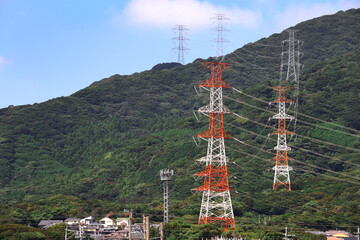 Obraz premium 発電所から変電所や消費地に大量の電力を運ぶ送電線