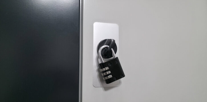 A lock with a code mechanism. Protection of personal belongings using a lock with a code mechanism in lockers.