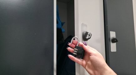 A lock with a code mechanism. Protection of personal belongings using a lock with a code mechanism in lockers.