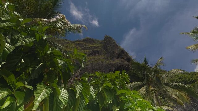 Playa fronton  Saman&aacute;, Rep&uacute;blica DominicanaLa cascada tiene una altura de aproximadamente 40 metros, aunque algunas fuentes la describen con una ca&iacute;da de hasta 50 metros o 164 pies (unos 50 metros). 