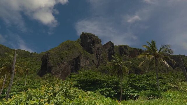 Playa fronton  Saman&aacute;, Rep&uacute;blica DominicanaLa cascada tiene una altura de aproximadamente 40 metros, aunque algunas fuentes la describen con una ca&iacute;da de hasta 50 metros o 164 pies (unos 50 metros). 