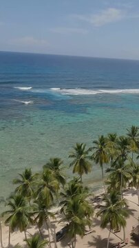 Playa fronton  Saman&aacute;, Rep&uacute;blica DominicanaLa cascada tiene una altura de aproximadamente 40 metros, aunque algunas fuentes la describen con una ca&iacute;da de hasta 50 metros o 164 pies (unos 50 metros). 