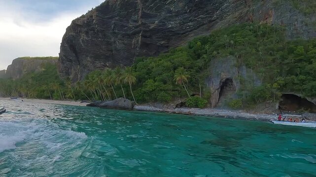 Playa fronton  Saman&aacute;, Rep&uacute;blica DominicanaLa cascada tiene una altura de aproximadamente 40 metros, aunque algunas fuentes la describen con una ca&iacute;da de hasta 50 metros o 164 pies (unos 50 metros). 