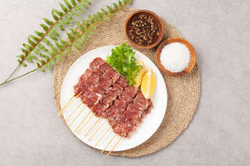 닭의 모래주머니를 마늘 따위와 함께 기름에 볶은 것.
Chicken gizzards fried in oil with garlic and other ingredients.

