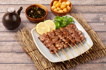 닭의 모래주머니를 마늘 따위와 함께 기름에 볶은 것.
Chicken gizzards fried in oil with garlic and other ingredients.

