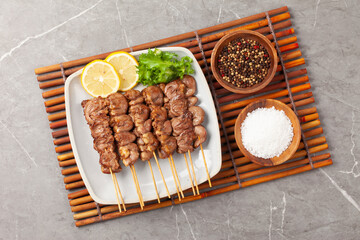 닭의 모래주머니를 마늘 따위와 함께 기름에 볶은 것.
Chicken gizzards fried in oil with garlic and other ingredients.


