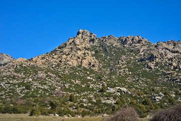 Rocky mountain landscape under a clear blue sky in El Boalo