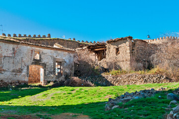 Obraz premium Old abandoned buildings with castle wall in Buitrago de Lozoya